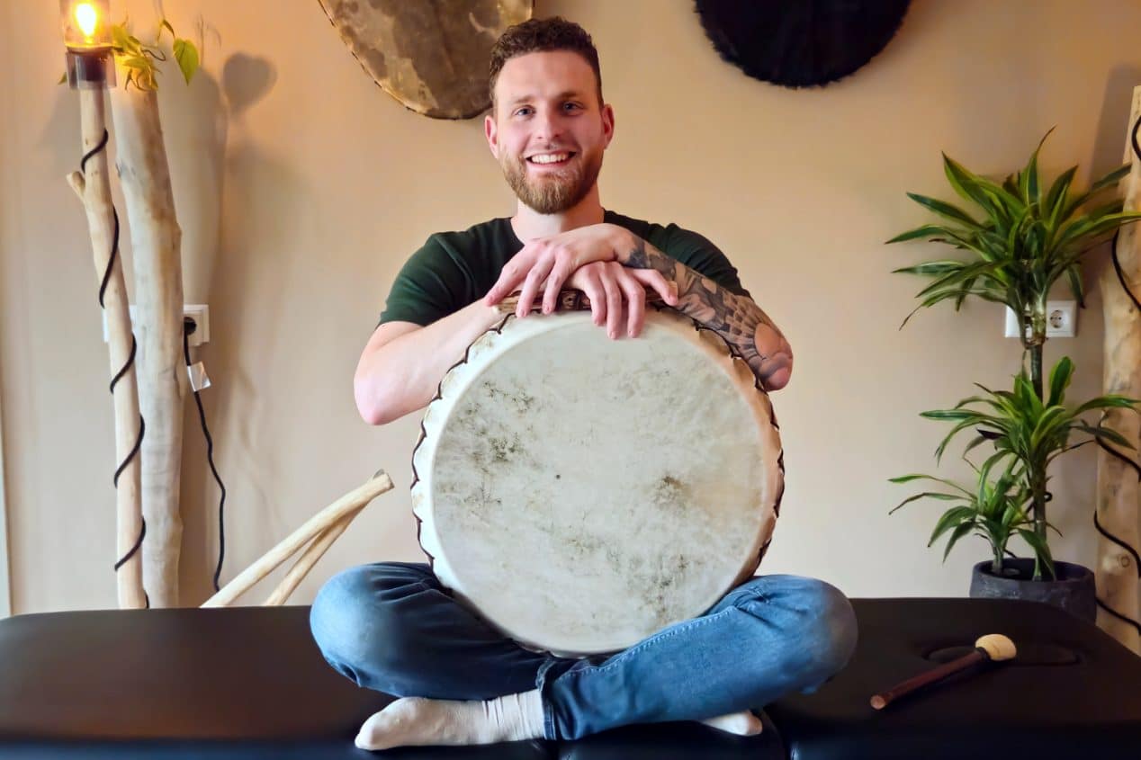 Leon met drum op behandeltafel